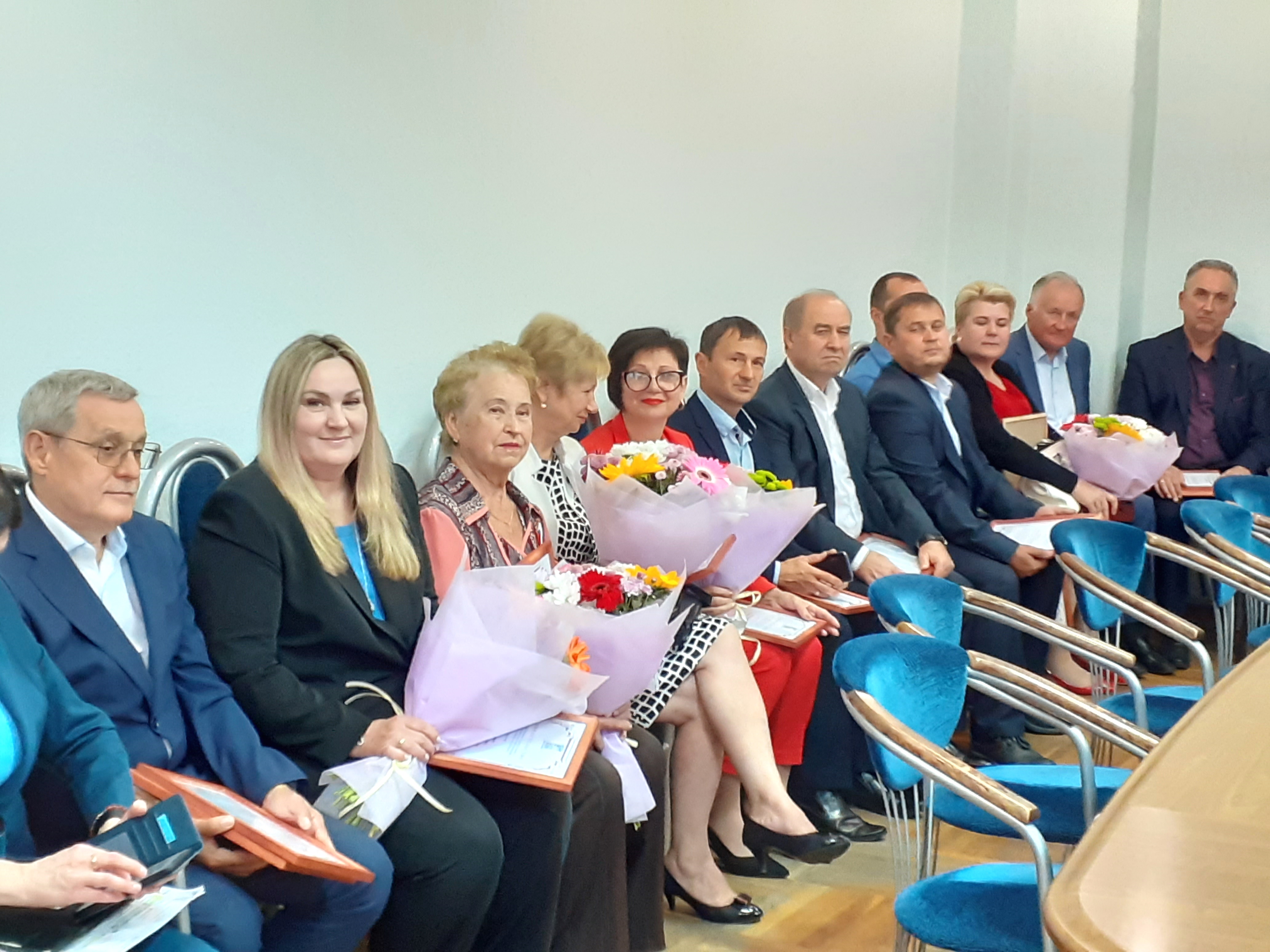 В администрации Карасунского внутригородского округа города Краснодара состоялось вручение свидетельств на Доску почёта округа
